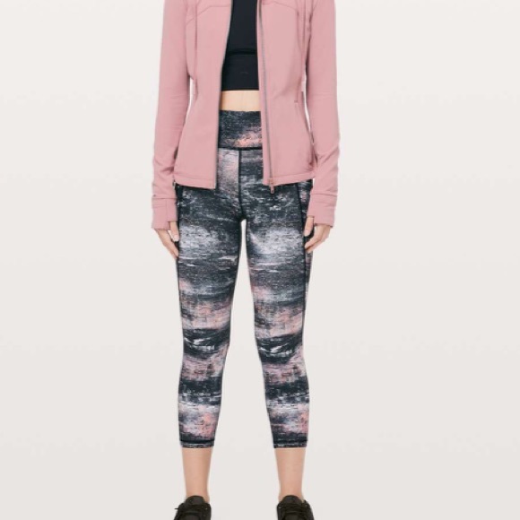 🍁50% Off Sale 🍁 Lululemon Time To Sweat Crop *23" - Picture 4 of 12